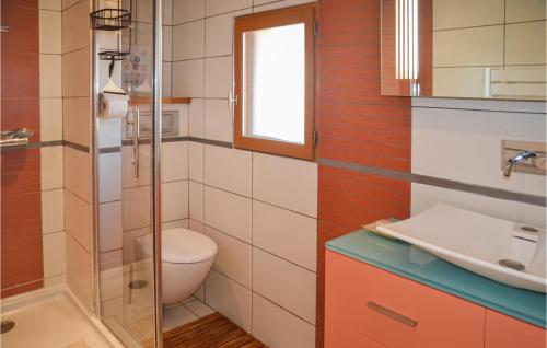 uma casa de banho com um WC e um lavatório em Awesome Home In Montblanc With Kitchen em Montblanc