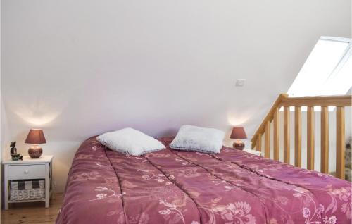 - une chambre avec un lit violet et 2 oreillers dans l'établissement 1 Bedroom Beautiful Home In Louargat, à Conery