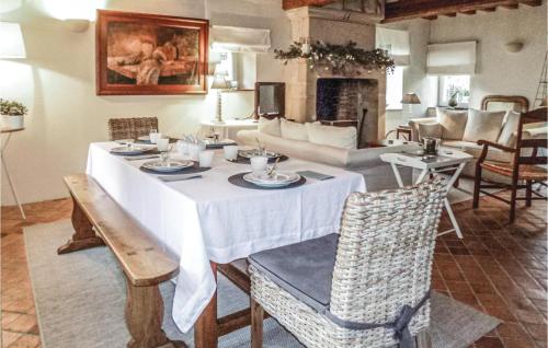 - une salle à manger avec une table et un canapé dans l'établissement Stunning Home In Fontaine-henry With 3 Bedrooms And Wifi, à Fontaine-Henry