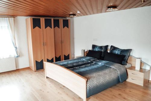 um quarto com uma cama e um tecto de madeira em Ferienwohnung Brennten em Tuttlingen