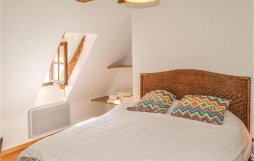 une chambre avec un lit avec deux oreillers dessus dans l'établissement 2 Bedroom Awesome Home In Padirac, à Padirac