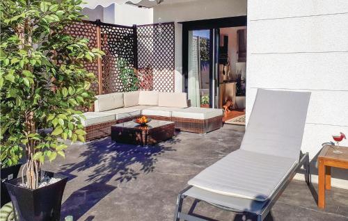 O zonă de relaxare la Amazing Home In Arroyomolinos With Wifi