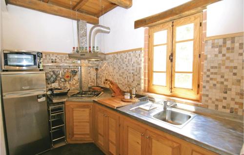 Køkken eller tekøkken på Amazing Home In Stroncone Terni Tr With Wifi