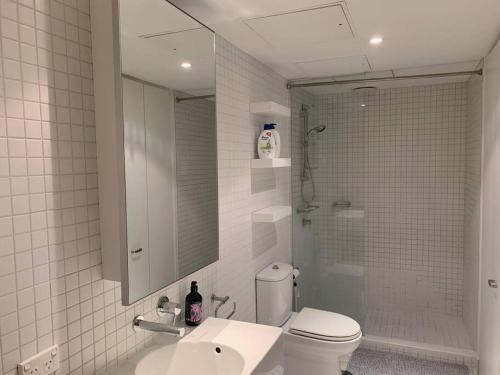 Um banheiro em Light-filled apartment in a dream location 150m away from University of Melbourne