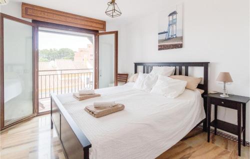ein Schlafzimmer mit einem großen weißen Bett mit Handtüchern darauf in der Unterkunft Lovely Home In Manilva With Outdoor Swimming Pool in Manilva