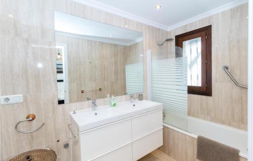 Bathroom sa Lovely Home In Manilva With Outdoor Swimming Pool