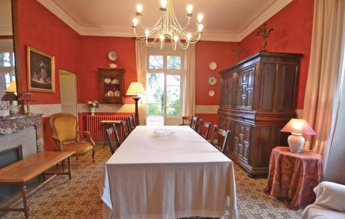 une salle à manger avec une table et un lustre dans l'établissement Lovely Home In Puymeras With Kitchen, à Puyméras