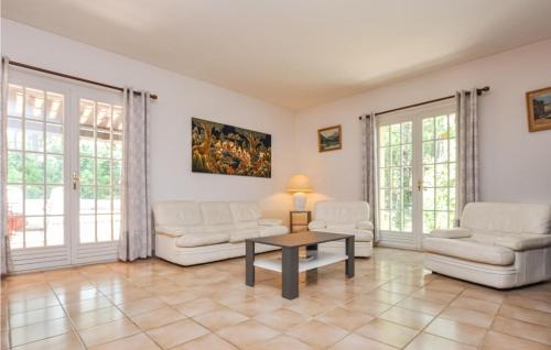 un salon avec deux canapés et une table dans l'établissement Awesome Home In Fayence, à Fayence