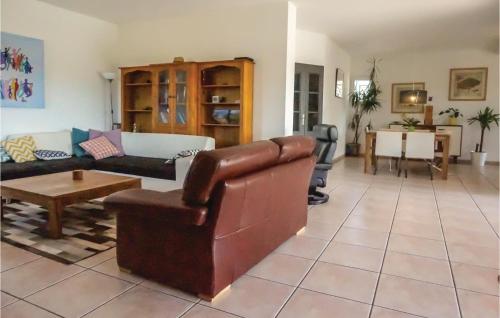 un salon avec un canapé en cuir et une table dans l'établissement Beautiful Home In Prades-Sur-Vernazobre, à Prades-sur-Vernazobre