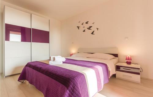 Voodi või voodid majutusasutuse Nice Home In Premantura With 9 Bedrooms, Wifi And Outdoor Swimming Pool toas