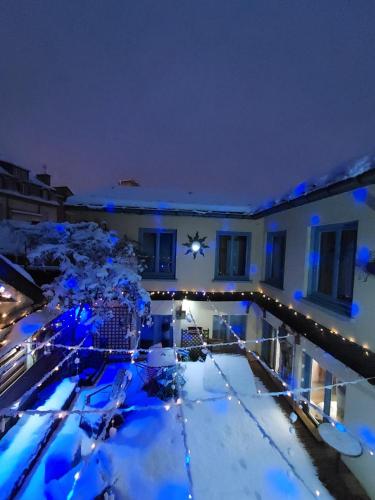 une maison avec une piscine aux lumières bleues dans l'établissement Le Patio de Luchon, à Luchon
