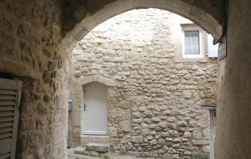 an archway in a stone building with a white door at Stunning Home In Reillanne With Wifi in Reillanne