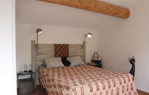 1 dormitorio con 1 cama y 2 lámparas en la pared en Stunning Home In Reillanne With Wifi, en Reillanne