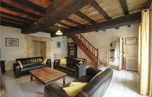 Χώρος καθιστικού στο 4 Bedroom Beautiful Home In St Germain
