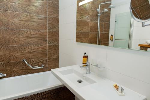 Un baño de Logis Hotel Des Vosges