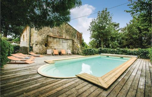 Πισίνα στο ή κοντά στο 4 Bedroom Beautiful Home In St Germain