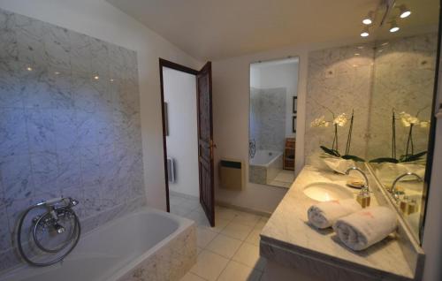 Kupatilo u objektu Awesome Home In Joucas With Kitchen