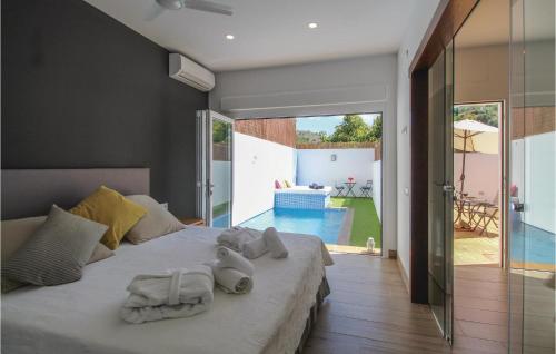1 dormitorio con 1 cama grande y toallas. en Gorgeous Home In Sayalonga With Wifi, en Sayalonga
