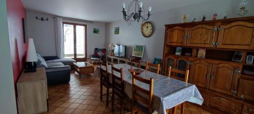 eine Küche und ein Wohnzimmer mit Tisch und Stühlen in der Unterkunft Nature et vue in Ménétru-le-Vignoble