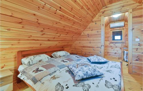 Tempat tidur dalam kamar di Cozy Home In Radakovo With Sauna