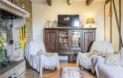 Μια τηλεόραση ή/και κέντρο ψυχαγωγίας στο 3 Bedroom Amazing Home In Vergoncey