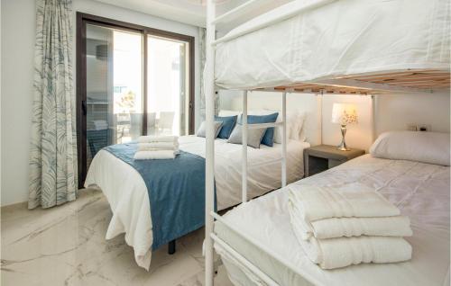 - une chambre avec 2 lits et une fenêtre dans l'établissement Cozy Apartment In Casares With House Sea View, à Casares