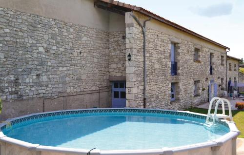 une grande piscine devant un immeuble dans l'établissement Pet Friendly Home In Belvèze With Wifi, à Valprionde