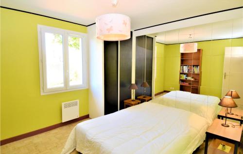 - une chambre avec des murs verts et un grand lit blanc dans l'établissement Cozy Home In St,paul-trois-chteaux With Kitchen, à Saint-Paul-Trois-Châteaux