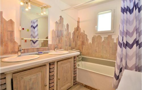 La salle de bains est pourvue de 2 lavabos et d'un grand miroir. dans l'établissement Cozy Home In St,paul-trois-chteaux With Kitchen, à Saint-Paul-Trois-Châteaux
