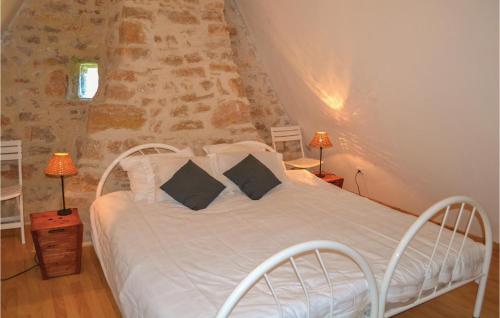 um quarto com uma cama branca e 2 almofadas em Lovely Home In Padirac With Wifi em Padirac