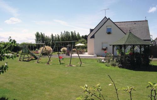 - une cour avec 2 balançoires et un kiosque dans l'établissement Awesome Apartment In Roz-Landrieux, à Roz-Landrieux