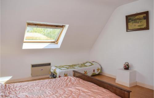 Postel nebo postele na pokoji v ubytování Nice Home In Ploumilliau With 4 Bedrooms