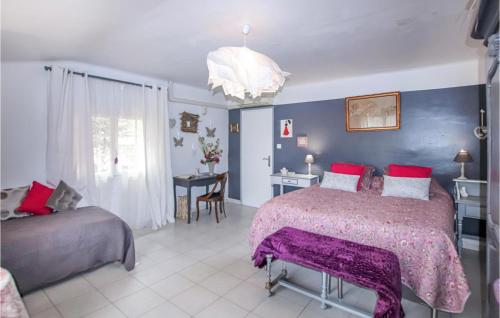ランソン・プロバンスにあるStunning Home In Lanon De Provence With Kitchenのベッドルーム(大型ベッド1台、テーブル付)