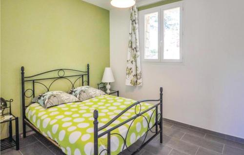 מיטה או מיטות בחדר ב-Cozy Home In Cereste With Wifi