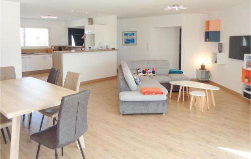 un salon avec un canapé et une table dans l'établissement Cozy Home In Ginestas With Wifi, à Ginestas