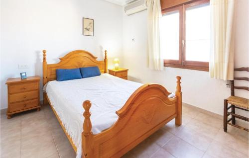 เตียงในห้องที่ Nice Home In Rojales With 4 Bedrooms, Internet And Outdoor Swimming Pool