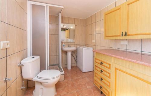 ห้องน้ำของ Nice Home In Rojales With 4 Bedrooms, Internet And Outdoor Swimming Pool