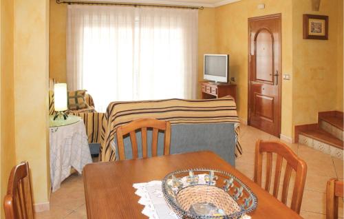 ein Wohnzimmer mit Tisch und ein Esszimmer in der Unterkunft Cozy Apartment In Los Alcázares in Los Alcázares