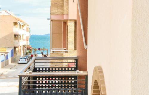 einen Balkon eines Gebäudes mit Meerblick in der Unterkunft Cozy Apartment In Los Alcázares in Los Alcázares