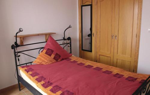 Tempat tidur dalam kamar di Amazing Home In Monnegre With House A Panoramic View