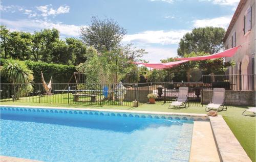 une piscine dans une cour avec des chaises et une maison dans l'établissement Lovely Home In Châteaurenard, à Châteaurenard