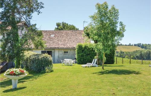 - un jardin avec une maison, une table et des chaises dans l'établissement Gorgeous Home In Durfort Capelette, à Durfort