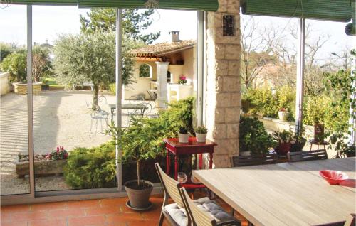 un patio con mesa y vistas a un patio en La Maoure, en Robion en Luberon