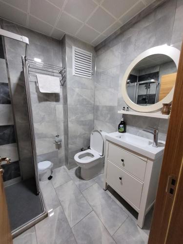 Bilik mandi di Saruhan Hotel
