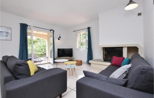 un salon avec deux canapés et une cheminée dans l'établissement Stunning Home In Vallauris, à Vallauris