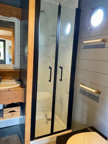 une salle de bain avec une douche avec des toilettes et un lavabo dans l'établissement Roul'hôte du bout du monde, à Landévennec