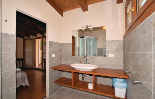 Bilik mandi di Amazing Apartment In Cortona ar With 2 Bedrooms, Wifi And Outdoor Swimming Pool
