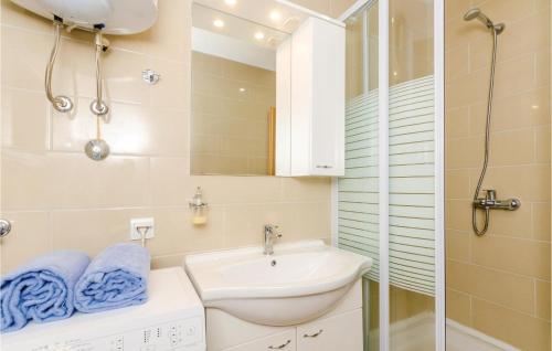 Bilik mandi di 3 Bedroom Stunning Home In Babino Polje