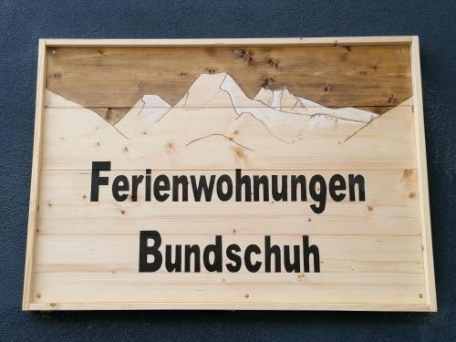 a sign that reads fernwooden bundschuurkunst at Ferienwohnungen Bundschuh in Sankt Jakob in Defereggen