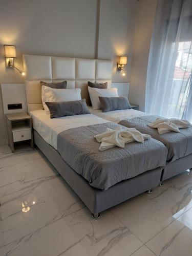 Un pat sau paturi într-o cameră la ELITE LUXURY APARTMENTS